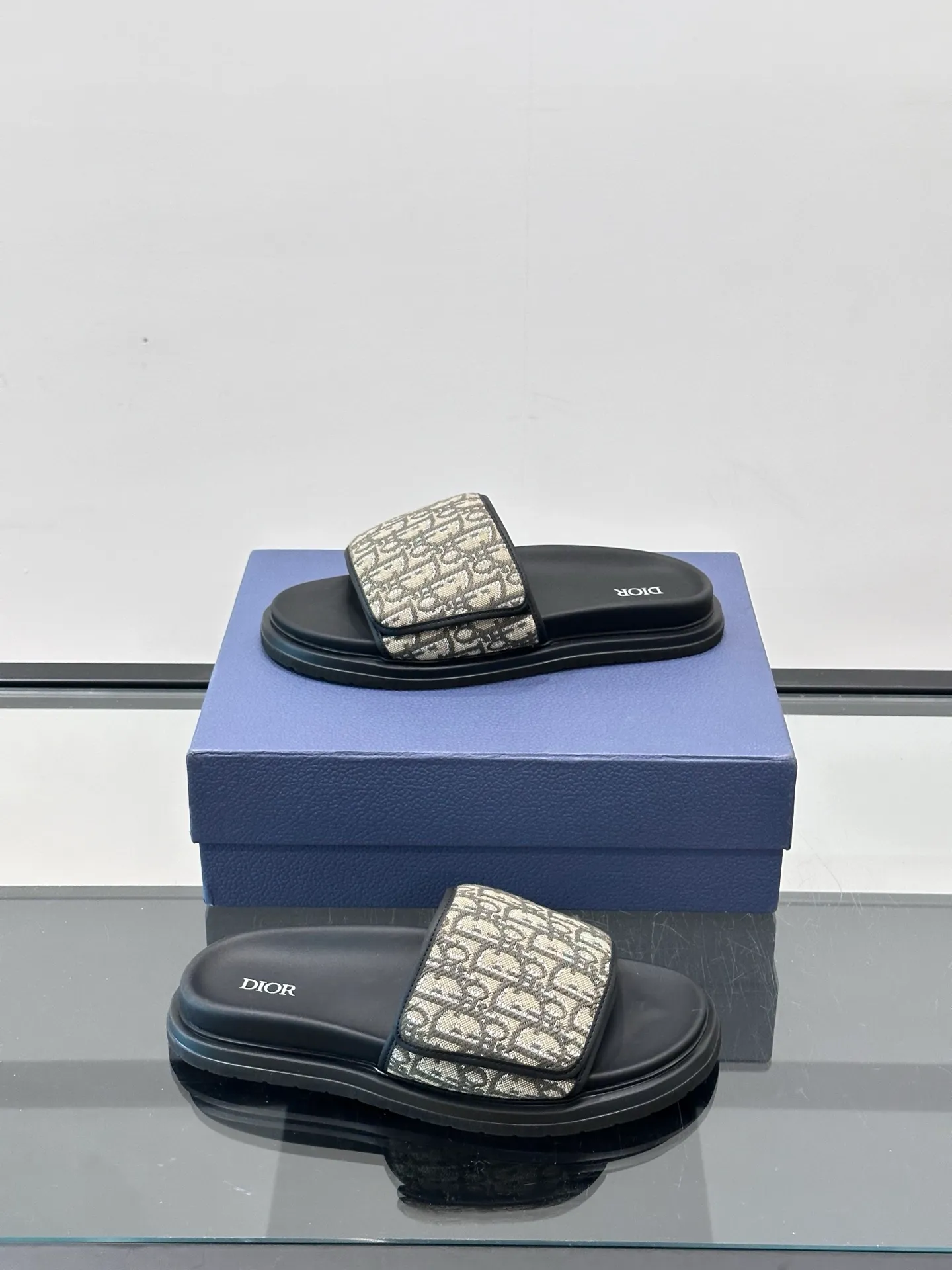 Factory price: 280💰𝐂𝐡𝐫𝐢𝐬𝐭𝐢𝐚𝐧 𝐃𝐢𝐨𝐫 Dior's latest popular sandals, classic upgraded Velcro sandals, original replicas, super durable and versatile, very comfortable on the feet, slimming and white, original cowhide leather upper, sheepskin lining Original d hardware buckle Original molded T men's shoes 💰U outsole Size: 38-44 (.45.46 customized)